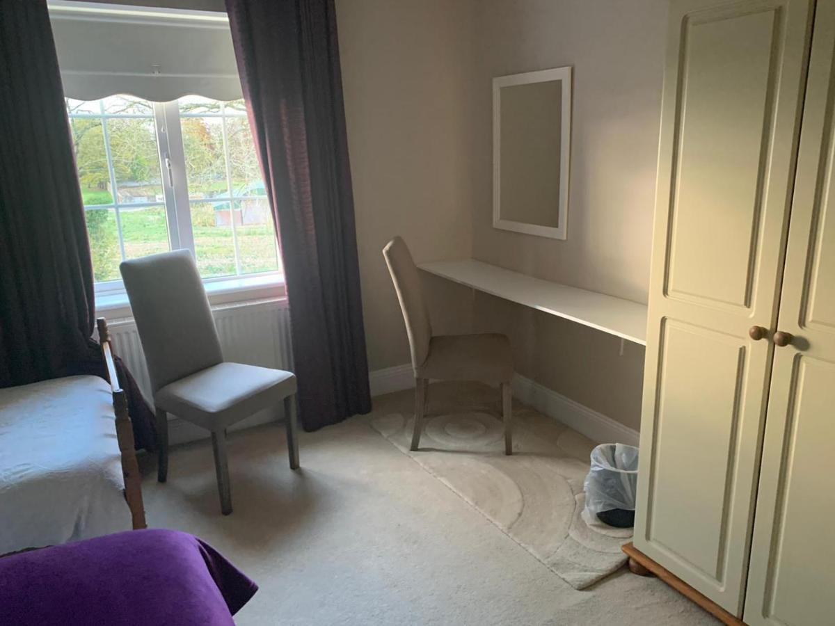 ניוברידג' The Curragh Country House Accommodation מראה חיצוני תמונה